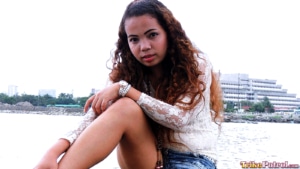 Full figured Pinay admits loving foreign tourists