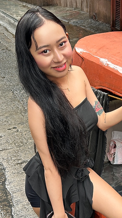 Stunning Pinay Mina Uy poses next to the infamous Manila trike