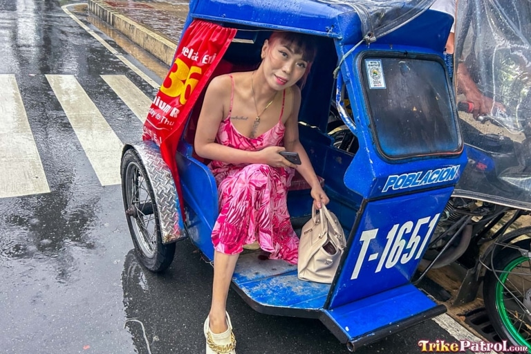 Sexy Pinay showing cleavage from Tuk in Manila