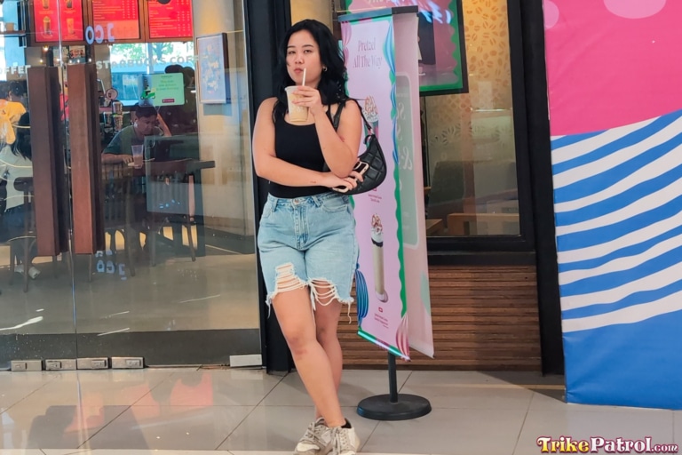 Sexy Filipina waiting to meet hung tourist at Manila cafe