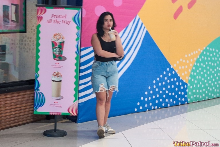 Sexy Filipina spotted outside Manila cafe